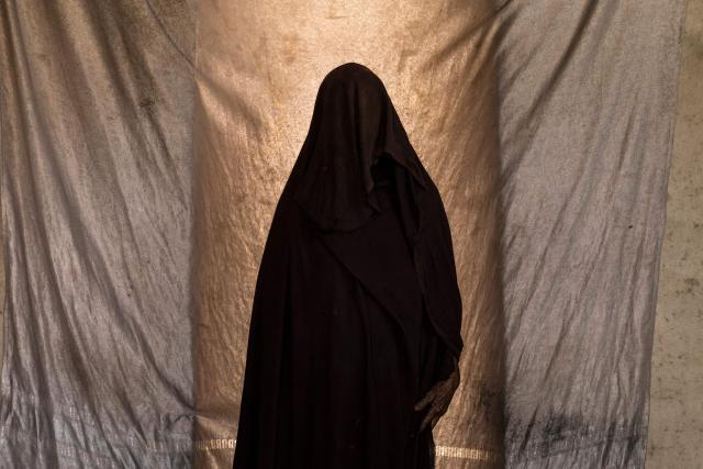 A witness poses for a portrait at a makeshift camp near the Mauritanian border with Mali, in the Hodh Ech Chargui region, on April 28, 2026. Cherifa arrived in Mauritania one year ago. In August 2025, her son was beheaded along with four other people by Russian mercenaries and his body was later found by herders a few kilometers from the border. Having come to power through a coup d’йtat in 2020 on the promise of restoring security throughout the country, the junta led by General Assimi Goпta began turning as early as 2021 to the services of the Russian Wagner militia.Since becoming Africa Corps, now directly under the authority of the Russian Ministry of Defense, the group’s abuses have been widely documented by human rights organizations. A dozen Malian refugees have testified to AFP from Mauritania about the violence committed against civilians by the Malian army and the Russian mercenaries supporting it in their fight against jihadism: abductions, torture, executions, and rape. (Photo by PATRICK MEINHARDT / AFP)