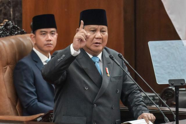 Indonesian President Prabowo Subianto (R) delivers a speech on the macroeconomic framework to lawmakers as Vice President Gibran Rakabuming Raka (L) looks on at the Parliament building in Jakarta on May 20, 2026. (Photo by BAY ISMOYO / AFP)