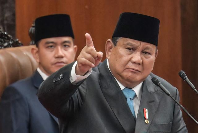 Indonesian President Prabowo Subianto (R) delivers a speech on the macroeconomic framework to lawmakers as Vice President Gibran Rakabuming Raka (L) looks on at the Parliament building in Jakarta on May 20, 2026. (Photo by BAY ISMOYO / AFP)