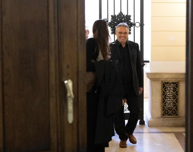 Austrian former intelligence official Egisto Ott (R) arrives to attend a session of his trial at the criminal court in Vienna, Austria, where the verdict was expected on May 20, 2026. Ott is currently standing trial on a slew of charges that include handing over sensitive devices and selling secret information to Russia. Ott, who denies all the charges against him, is also accused of having passed secret information for years to Jan Marsalek, the former chief operating officer of Germany's collapsed payment processing firm Wirecard, who is suspected of working for Russia's intelligence services. (Photo by Joe Klamar / AFP)
