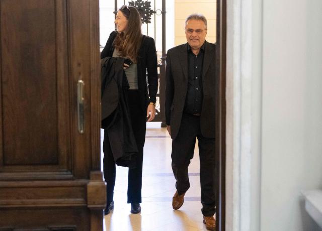 Austrian former intelligence official Egisto Ott (R) arrives to attend a session of his trial at the criminal court in Vienna, Austria, where the verdict was expected on May 20, 2026. Ott is currently standing trial on a slew of charges that include handing over sensitive devices and selling secret information to Russia. Ott, who denies all the charges against him, is also accused of having passed secret information for years to Jan Marsalek, the former chief operating officer of Germany's collapsed payment processing firm Wirecard, who is suspected of working for Russia's intelligence services. (Photo by Joe Klamar / AFP)