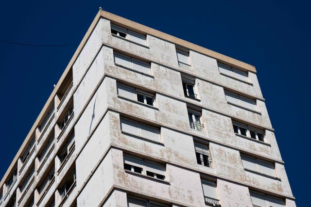 This photo taken on May 20, 2026 shows a block of flats in the Pontcarral projects where a mother threw herself out of a 13th-floor window with three of her young children in Toulon, southern France. A 38-year-old mother threw herself out of a 13th-floor window of her block of flats with three of her young children in a neighbourhood of Toulon, the public prosecutor’s office reported on May 20, 2026, confirming their deaths. (Photo by Miguel MEDINA / AFP)