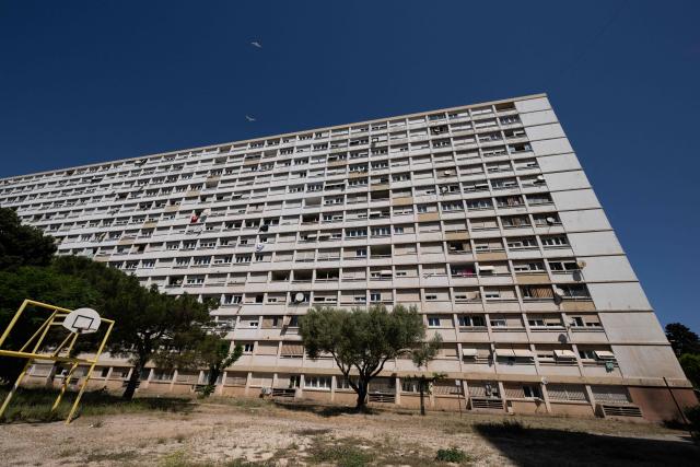 This photo taken on May 20, 2026 shows a block of flats in the Pontcarral projects where a mother threw herself out of a 13th-floor window with three of her young children in Toulon, southern France. A 38-year-old mother threw herself out of a 13th-floor window of her block of flats with three of her young children in a neighbourhood of Toulon, the public prosecutor’s office reported on May 20, 2026, confirming their deaths. (Photo by Miguel MEDINA / AFP)