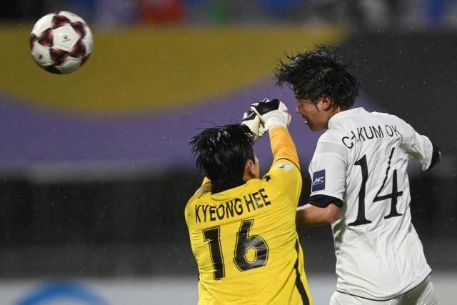 Choe Kum Ok (R) of Naegohyang Women's FC heads in her team's first goal past Suwon FC Women goalkeeper Kim Kyung-hee during the AFC Women's Champions League semi-final football match between North Korea's Naegohyang Women's FC and South Korea's Suwon FC Women in Suwon on May 20, 2026. (Photo by Jung Yeon-je / AFP)