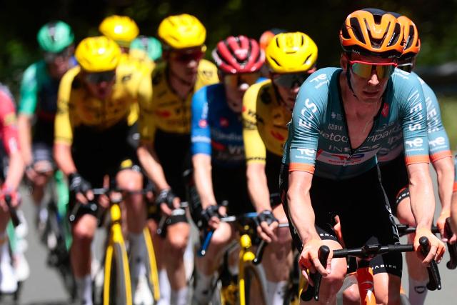 INEOS Grenadiers Dutch rider Thymen Arensman (R) rides in the pack during the 11th stage of the Giro d'Italia 2026 - Tour of Italy cycling race between Porcari and Chiavari, Italy, on May 20, 2026. (Photo by Luca Bettini / AFP)