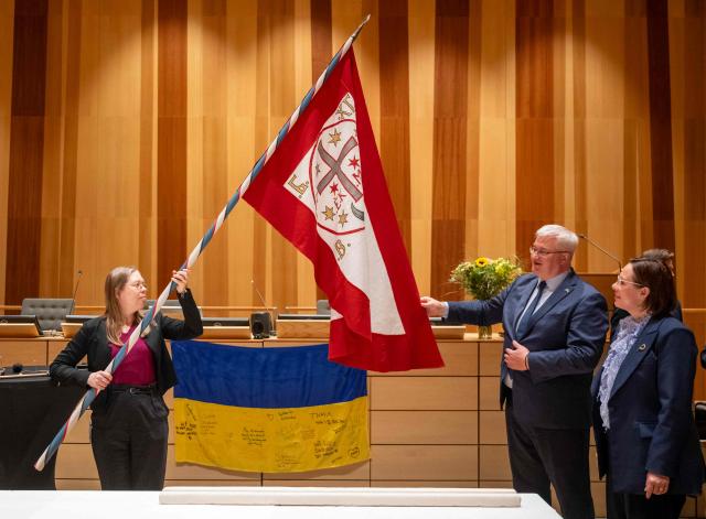 Swedish Foreign Minister Maria Malmer Stenergard (R) and Ukrainian Foreign Minister Andrii Sybiha (2nd R) attend the flag-raising ceremony at the Town Hall in central Kristianstad, during a bilateral meeting in Kristianstad, Sweden, on May 20, 2026. (Photo by Johan NILSSON / TT News Agency / AFP) / Sweden OUT
