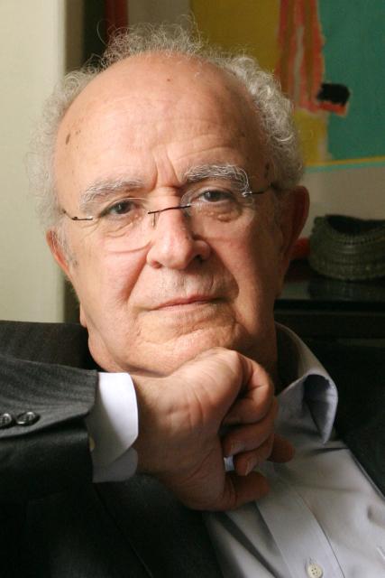 (FILES) French paediatrician Aldo Naouri poses for photographers at his home on April 19, 2005 in Paris. The French paediatrician Aldo Naouri, a prominent figure in the field and author of numerous books, has died at the age of 88, his family announced on May 20, 2026. (Photo by Catherine GUGELMANN / AFP)
