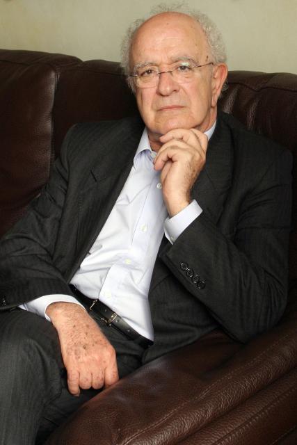 (FILES) French paediatrician Aldo Naouri poses for photographers at his home on April 19, 2005 in Paris. The French paediatrician Aldo Naouri, a prominent figure in the field and author of numerous books, has died at the age of 88, his family announced on May 20, 2026. (Photo by Catherine GUGELMANN / AFP)