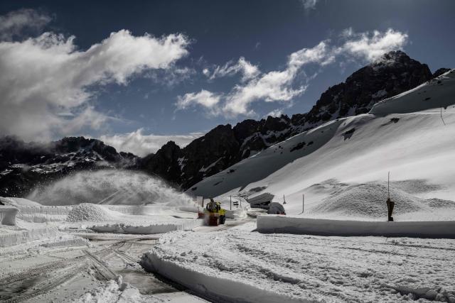 A worker drives a snowplough to clear snow from the Galibier Pass, a mountain road in the Dauphine Alps, above Valloire, eastern France, on May 20, 2026. (Photo by Jeff PACHOUD / AFP)