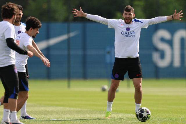 Paris Saint-Germain's Georgian forward #07 Khvicha Kvaratskhelia (R) gestures next to Paris Saint-Germain's Portuguese midfielder #17 Vitinha (3rdL)during a training session ahead of their upcoming UEFA Champions League final match against English football club Arsenal FC at the PSG Campus in Poissy, north-west of Paris on May 20, 2026. (Photo by FRANCK FIFE / AFP)