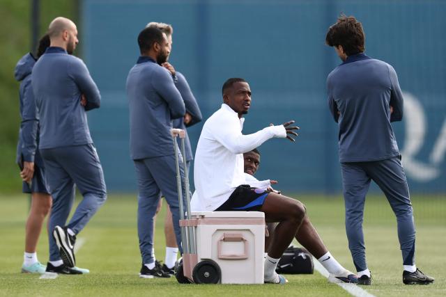 Paris Saint-Germain's Ecuadorian defender #51 Willian Pacho (C) sits during a training session ahead of their upcoming UEFA Champions League final match against English football club Arsenal FC at the PSG Campus in Poissy, north-west of Paris on May 20, 2026. (Photo by FRANCK FIFE / AFP)
