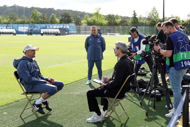 Paris Saint-Germain's Spanish headcoach Luis Enrique (L) answers journalists' questins after a training session ahead of their upcoming UEFA Champions League final match against English football club Arsenal FC at the PSG Campus in Poissy, north-west of Paris on May 20, 2026. (Photo by FRANCK FIFE / AFP)