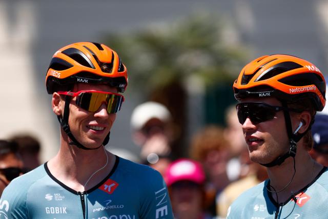 INEOS Grenadiers Dutch rider Thymen Arensman (L) reacts as he prepares to compete in the 12th stage of the Giro d'Italia 2026 - Tour of Italy cycling race between Imperia and Novi Ligure, Italy, on May 21, 2026. (Photo by Luca Bettini / AFP)
