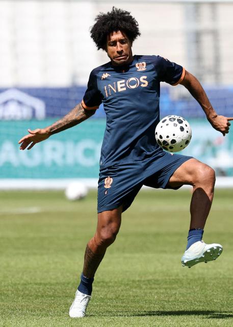 Nice's Brazilian defender #04 Dante controls the ball during a training session on the eve of the French Cup final football match between OGC Nice and RC Lens at the Stade de France in Saint-Denis on May 21, 2026. (Photo by FRANCK FIFE / AFP)