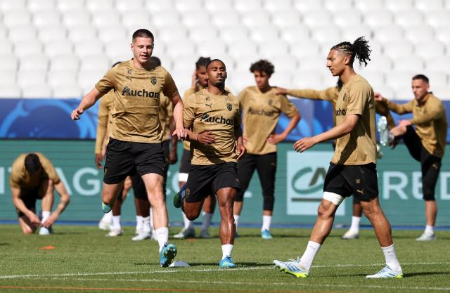 Lens' Bosnian defender #04 Nidal Celik (L) and Lens' French forward #22 Wesley Said take part a training session on the eve of the French Cup final football match between Nice (OGC) and Lens (RC) at the Stade de France stadium, in Saint-Denis, on the outskirts of Paris, on May 21, 2026. Lens wants to write one of the finest chapters in its history by winning its first French Cup on May 22, 2026, against Nice, which will above all be looking to regain confidence a few days before decisive play-offs for its survival in Ligue 1. (Photo by FRANCK FIFE / AFP)