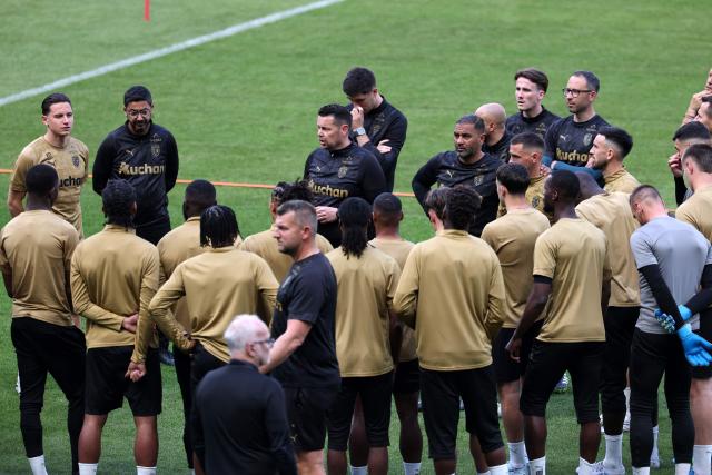 Lens' French head coach Pierre Sage (C) speaks to his players during a training session on the eve of the French Cup final football match between Nice (OGC) and Lens (RC) at the Stade de France stadium, in Saint-Denis, on the outskirts of Paris, on May 21, 2026. Lens wants to write one of the finest chapters in its history by winning its first French Cup on May 22, 2026, against Nice, which will above all be looking to regain confidence a few days before decisive play-offs for its survival in Ligue 1. (Photo by FRANCK FIFE / AFP)