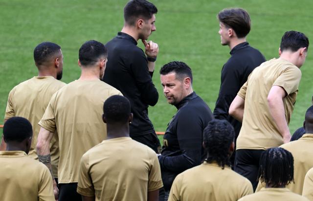 Lens' French head coach Pierre Sage (C) looks on during a training session on the eve of the French Cup final football match between Nice (OGC) and Lens (RC) at the Stade de France stadium, in Saint-Denis, on the outskirts of Paris, on May 21, 2026. Lens wants to write one of the finest chapters in its history by winning its first French Cup on May 22, 2026, against Nice, which will above all be looking to regain confidence a few days before decisive play-offs for its survival in Ligue 1. (Photo by FRANCK FIFE / AFP)