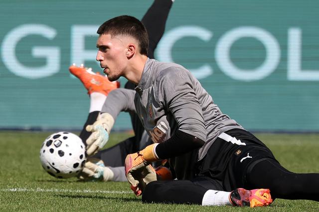 Lens' French goalkeeper #40 Robin Risser attends a training session on the eve of the French Cup final football match between Nice (OGC) and Lens (RC) at the Stade de France stadium, in Saint-Denis, on the outskirts of Paris, on May 21, 2026. Lens wants to write one of the finest chapters in its history by winning its first French Cup on May 22, 2026, against Nice, which will above all be looking to regain confidence a few days before decisive play-offs for its survival in Ligue 1. (Photo by FRANCK FIFE / AFP)