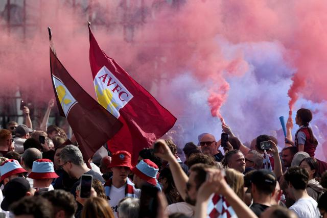 Fans wait for the arrival of the team's tropy parade, the day after the team won the Europa League, in Birmingham, central England on May 21, 2026. Aston Villa's win in the Europa League puts an end to their 30-year trophy drought. (Photo by Darren Staples / AFP)