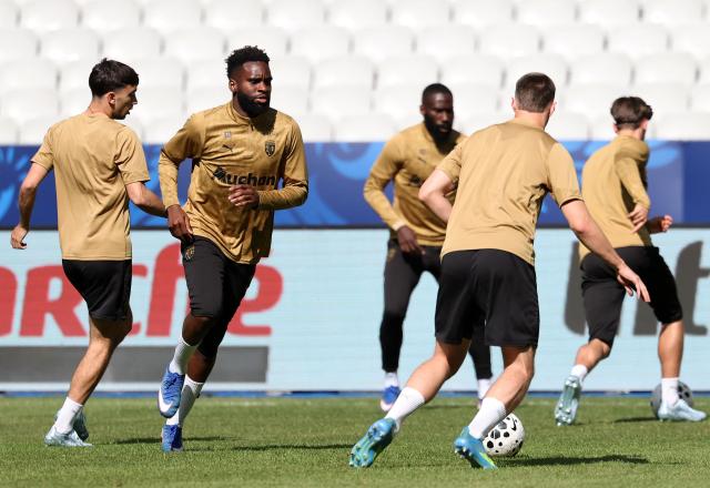 Lens' French forward #11 Odsonne Edouard (2ndL) attends a training session on the eve of the French Cup final football match between Nice (OGC) and Lens (RC) at the Stade de France stadium, in Saint-Denis, on the outskirts of Paris, on May 21, 2026. Lens wants to write one of the finest chapters in its history by winning its first French Cup on May 22, 2026, against Nice, which will above all be looking to regain confidence a few days before decisive play-offs for its survival in Ligue 1. (Photo by FRANCK FIFE / AFP)