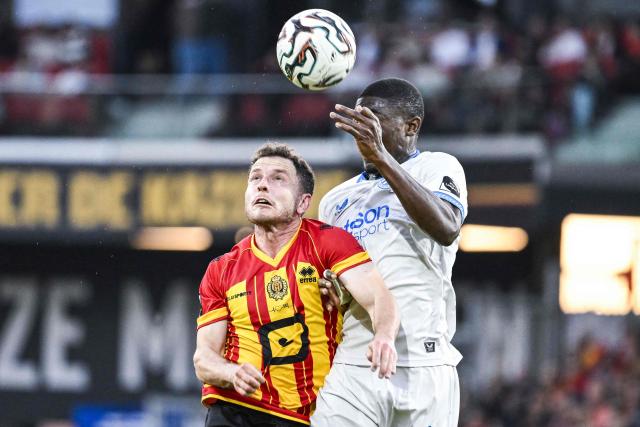 Mechelen' Swedish forward #19 Kerim Mrabti (L) and Club Brugge's Ecuadorian defender #04 Joel Ordóñez fight for the ball during the Belgian "Pro League" First Division football match between KV Mechelen and Club Brugge at Achter De Kazerne stadium in Mechelen on May 21, 206. (Photo by Tom Goyvaerts / BELGA / AFP) / Belgium OUT