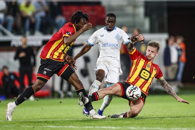 Mechelen's German midfielder Dikeni Salifou (l), Club Brugge's Portuguese forward #09 Carlos Forbs and Mechelen' Swedish midfielder #06 Fredrik Hammar fight for the ball during the Belgian "Pro League" First Division football match between KV Mechelen and Club Brugge at Achter De Kazerne stadium in Mechelen on May 21, 206. (Photo by BRUNO FAHY / BELGA / AFP) / Belgium OUT