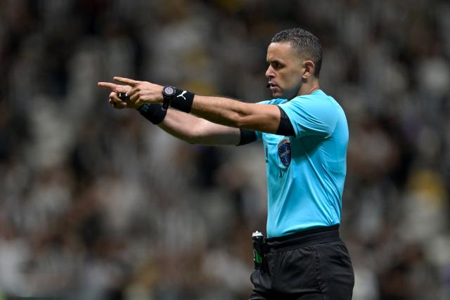 Colombian referee Carlos Ortega gestures during the Copa Sudamericana group stage football match between Brazil's Atletico Mineiro and Peru's Cienciano at the Arena MRV stadium in Belo Horizonte, Minas Gerais state, Brazil on May 21, 2026. (Photo by DOUGLAS MAGNO / AFP)