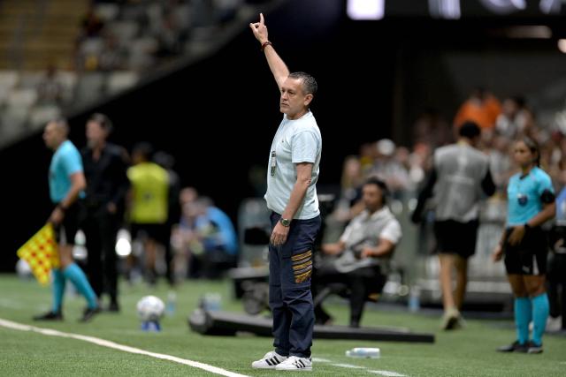 Cienciano's Argentine head coach Horacio Melgarejo gestures during the Copa Sudamericana group stage football match between Brazil's Atletico Mineiro and Peru's Cienciano at Arena MRV stadium in Belo Horizonte, Minas Gerais state, Brazil on May 21, 2026. (Photo by DOUGLAS MAGNO / AFP)