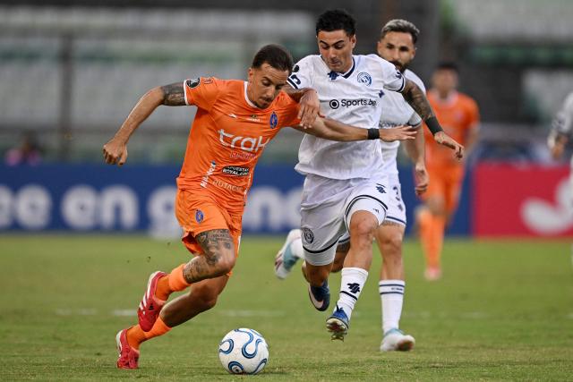 Deportivo La Guaira's forward #77 Rafael Arace and Independiente Rivadavia's midfielder #05 Tomas Bottari fight for the ball during the Copa Libertadores group stage football match between Venezuela's Deportivo La Guaira and Argentina's Independiente Rivadavia at the Olimpico de la UCV stadium in Caracas on May 21, 2026. (Photo by Federico PARRA / AFP)