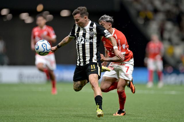 Atletico Mineiro's midfielder #11 Bernard and Cienciano's Uruguayan forward #07 Cristian Souza fight for the ball during the Copa Sudamericana group stage football match between Brazil's Atletico Mineiro and Peru's Cienciano at Arena MRV stadium in Belo Horizonte, Minas Gerais state, Brazil on May 21, 2026. (Photo by DOUGLAS MAGNO / AFP)