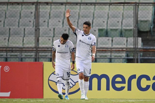 Independiente Rivadavia's Paraguayan forward #09 Alex Arce (R) celebrates scoring the opening goal alongside his teammate midfielder #10 Matias Fernandez during the Copa Libertadores group stage football match between Venezuela's Deportivo La Guaira and Argentina's Independiente Rivadavia at the Olimpico de la UCV stadium in Caracas on May 21, 2026. (Photo by Federico PARRA / AFP)