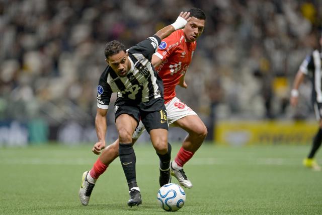 Atletico Mineiro's defender #16 Renan Lodi  and Cienciano's midfielder #88 Gerson Barreto fight for the ball during the Copa Sudamericana group stage football match between Brazil's Atletico Mineiro and Peru's Cienciano at Arena MRV stadium in Belo Horizonte, Minas Gerais state, Brazil on May 21, 2026. (Photo by DOUGLAS MAGNO / AFP)