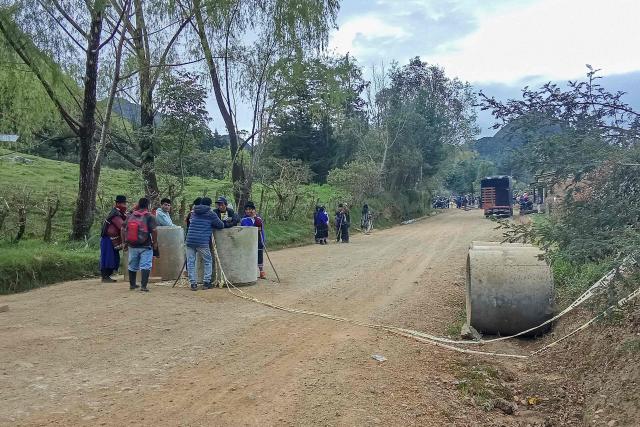 Misak indigenous people block a road at the Guambia reserve near Silvia, Cauca department, Colombia on May 21, 2026. A land dispute between two indigenous groups left three people dead and 44 injured in a troubled region of Colombia on May 21, 2026, a governor reported. (Photo by Francisco Calderon / AFP)