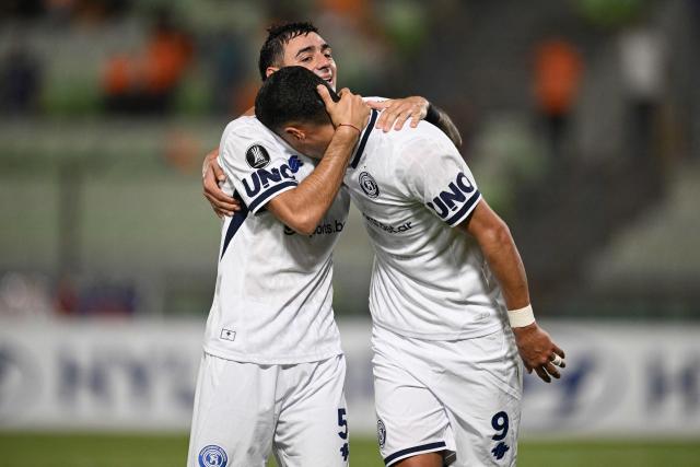 Independiente Rivadavia's Paraguayan forward #09 Alex Arce (R) celebrates a goal with Independiente Rivadavia's midfielder #05 Tomas Bottari during the Copa Libertadores group stage football match between Venezuela's Deportivo La Guaira and Argentina's Independiente Rivadavia at the Olimpico de la UCV stadium in Caracas on May 21, 2026. (Photo by Federico PARRA / AFP)