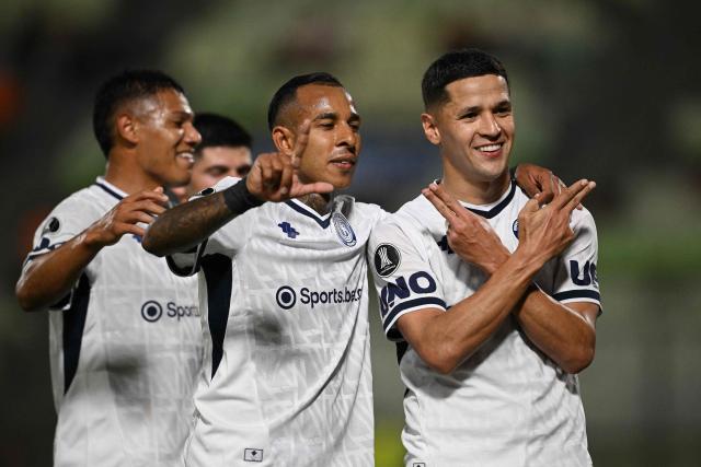 Independiente Rivadavia's Paraguayan forward #09 Alex Arce (R) celebrates a goal with Independiente Rivadavia's Colombian forward #22 Sebastian Villa during the Copa Libertadores group stage football match between Venezuela's Deportivo La Guaira and Argentina's Independiente Rivadavia at the Olimpico de la UCV stadium in Caracas on May 21, 2026. (Photo by Federico PARRA / AFP)
