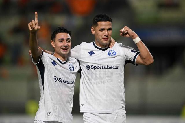 Independiente Rivadavia's Paraguayan forward #09 Alex Arce (R) celebrates a goal with Independiente Rivadavia's midfielder #05 Tomas Bottari during the Copa Libertadores group stage football match between Venezuela's Deportivo La Guaira and Argentina's Independiente Rivadavia at the Olimpico de la UCV stadium in Caracas on May 21, 2026. (Photo by Federico PARRA / AFP)