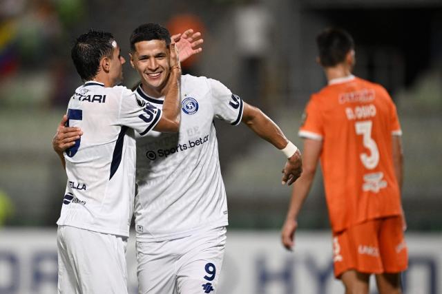 Independiente Rivadavia's Paraguayan forward #09 Alex Arce (R) celebrates a goal with Independiente Rivadavia's midfielder #05 Tomas Bottari during the Copa Libertadores group stage football match between Venezuela's Deportivo La Guaira and Argentina's Independiente Rivadavia at the Olimpico de la UCV stadium in Caracas on May 21, 2026. (Photo by Federico PARRA / AFP)