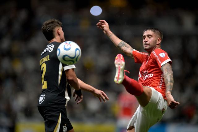 Atletico Mineiro's defender #02 Natanael and Cienciano's Argentine midfielder #16 Marcos Martinich fight for the ball during the Copa Sudamericana group stage football match between Brazil's Atletico Mineiro and Peru's Cienciano at Arena MRV stadium in Belo Horizonte, Minas Gerais state, Brazil on May 21, 2026. (Photo by DOUGLAS MAGNO / AFP)