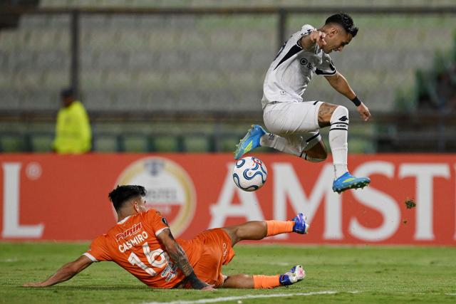Independiente Rivadavia's midfielder #10 Matias Fernandez (R) and Deportivo La Guaira's defender #16 Luis Pena fight for the ball during the Copa Libertadores group stage football match between Venezuela's Deportivo La Guaira and Argentina's Independiente Rivadavia at the Olimpico de la UCV stadium in Caracas on May 21, 2026. (Photo by Federico PARRA / AFP)