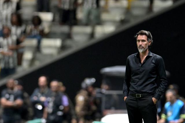 Atletico Mineiro's Argentine head coach Eduardo Dominguez gestures during the Copa Sudamericana group stage football match between Brazil's Atletico Mineiro and Peru's Cienciano at Arena MRV stadium in Belo Horizonte, Minas Gerais state, Brazil on May 21, 2026. (Photo by DOUGLAS MAGNO / AFP)