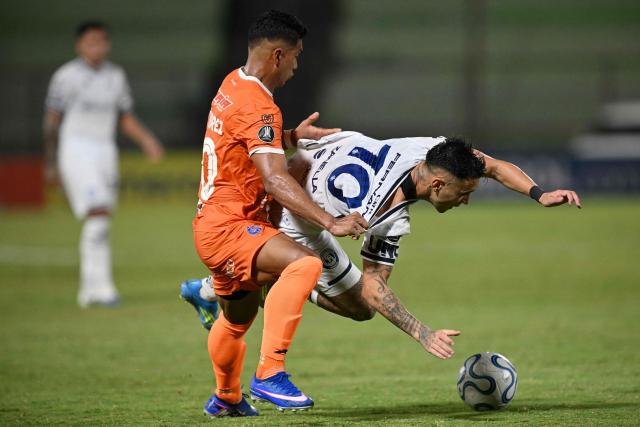 Independiente Rivadavia's midfielder #10 Matias Fernandez (R) and Deportivo La Guaira's Panamanian defender #20 Jorge Gutierrez fight for the ball during the Copa Libertadores group stage football match between Venezuela's Deportivo La Guaira and Argentina's Independiente Rivadavia at the Olimpico de la UCV stadium in Caracas on May 21, 2026. (Photo by Federico PARRA / AFP)