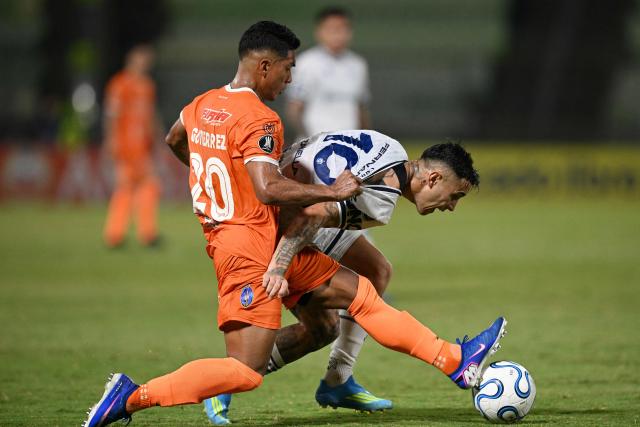 Independiente Rivadavia's midfielder #10 Matias Fernandez (R) and Deportivo La Guaira's Panamanian defender #20 Jorge Gutierrez fight for the ball during the Copa Libertadores group stage football match between Venezuela's Deportivo La Guaira and Argentina's Independiente Rivadavia at the Olimpico de la UCV stadium in Caracas on May 21, 2026. (Photo by Federico PARRA / AFP)