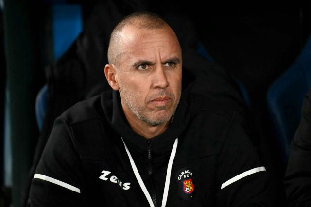 Caracas' head coach Henry Melendez gestures before the Copa Sudamericana group stage football match between Argentina's Racing Club and Venezuela's Caracas FC at Presidente Peron 'El Cilindro' stadium in Avellaneda, Buenos Aires province, Argentina on May 21, 2026. (Photo by Luis ROBAYO / AFP)