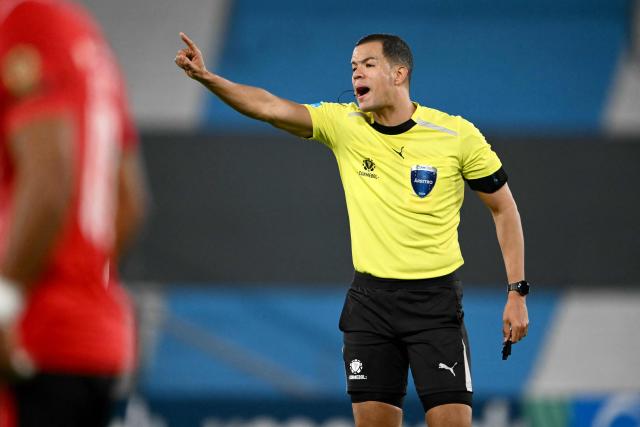 Colombian referee Jhon Ospina gestures during the Copa Sudamericana group stage football match between Argentina's Racing Club and Venezuela's Caracas FC at Presidente Peron 'El Cilindro' stadium in Avellaneda, Buenos Aires province, Argentina on May 21, 2026. (Photo by Luis ROBAYO / AFP)
