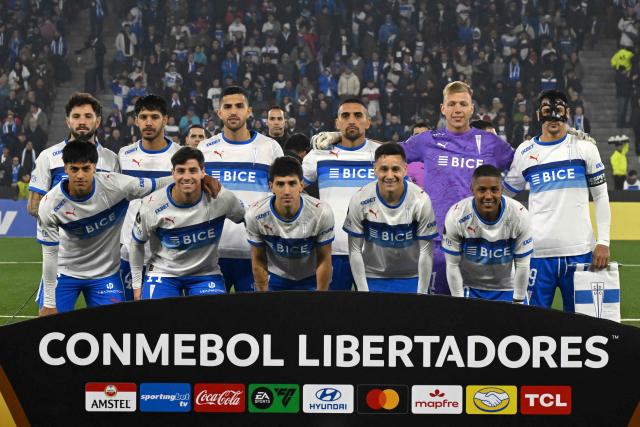 Universidad Catolica players pose for pictures before the Copa Libertadores group stage football match between Chile's Universidad Catolica and Ecuador's Barcelona at the Claro Arena in Santiago on May 21, 2026. (Photo by RODRIGO ARANGUA / AFP)