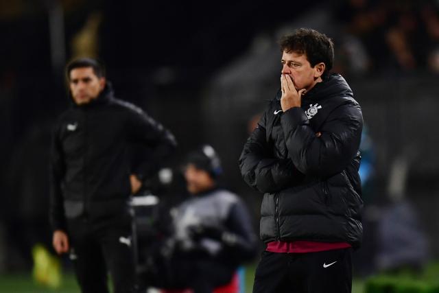 Corinthians' head coach Fernando Diniz gestures during the Copa Libertadores group stage football match between Uruguay's Penarol and Brazil's Corinthians at the Campeon del Siglo stadium in Montevideo on May 21, 2026. (Photo by Dante FERNANDEZ / AFP)