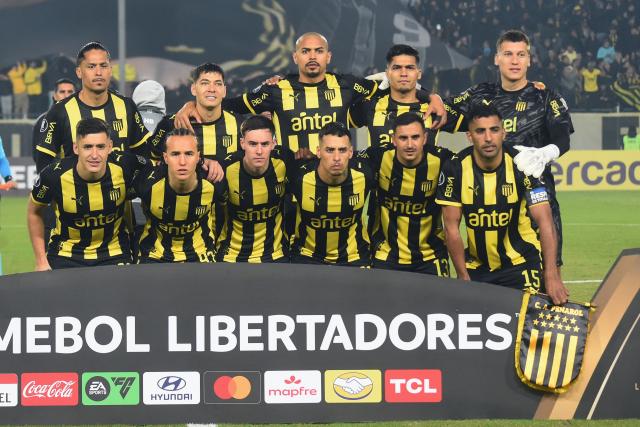 Uruguay's Penarol team poses before the Copa Libertadores group stage football match between Uruguay's Penarol and Brazil's Corinthians at the Campeon del Siglo stadium in Montevideo on May 21, 2026. (Photo by DANTE FERNANDEZ / AFP)