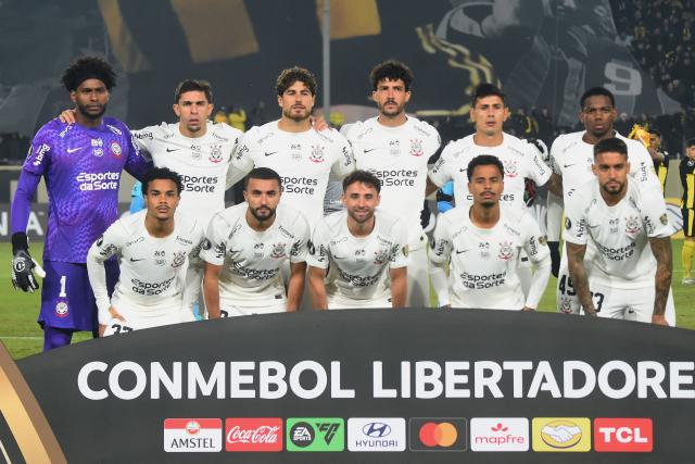 Brazil's Corinthians team poses before the Copa Libertadores group stage football match between Uruguay's Penarol and Brazil's Corinthians at the Campeon del Siglo stadium in Montevideo on May 21, 2026. (Photo by DANTE FERNANDEZ / AFP)