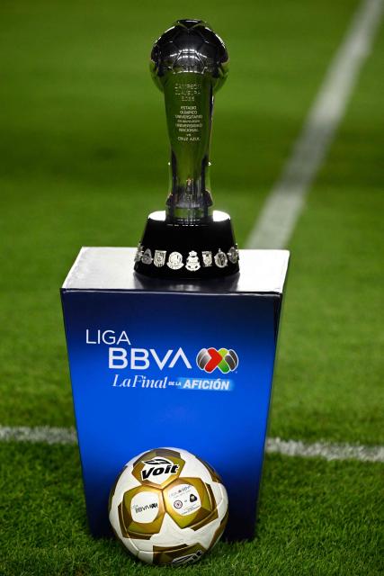 The Liga MX trophy is displayed on the pitch ahead of the Liga MX Clausura final first-leg football match between Cruz Azul and Pumas at the Azteca Stadium in Mexico City on May 21, 2026. (Photo by Alfredo ESTRELLA / AFP)