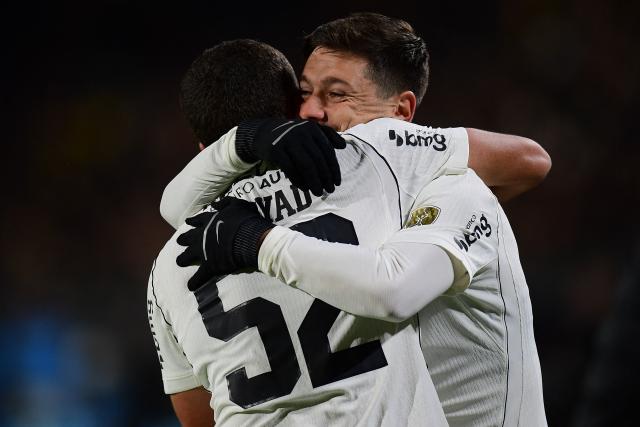 Corinthians' Moroccan forward #52 Zakaria Labyad (L) celebrates with Corinthians' Uruguayan defender #20 Pedro Milans after scoring during the Copa Libertadores group stage football match between Uruguay's Penarol and Brazil's Corinthians at the Campeon del Siglo stadium in Montevideo on May 21, 2026. (Photo by Dante FERNANDEZ / AFP)